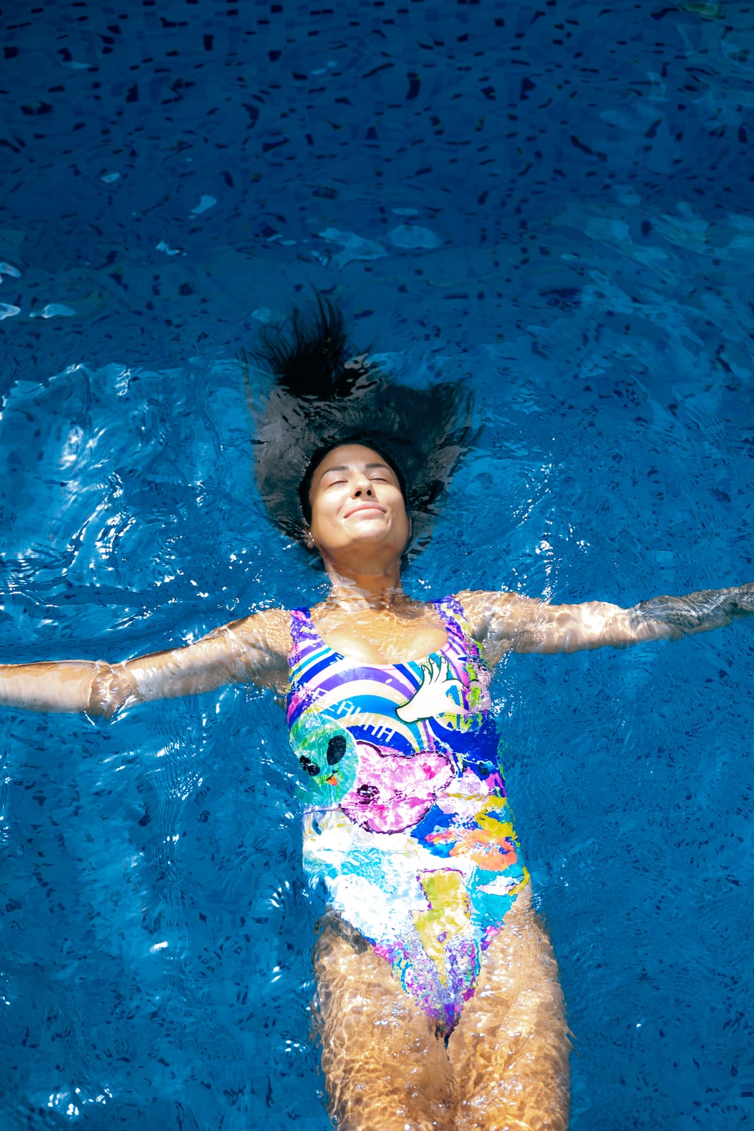 Guest floating in the pool at Gaia, Morjim